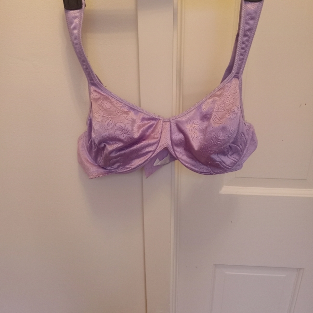 NEW.   BALI BRA.   NWT.  38C
